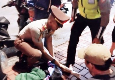 Langkah Cepat Seorang Taruna Akpol Berikan Pertolongan Korban Lakalantas