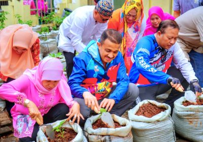 Bantu Turunkan Inflasi Wali Kota Jakarta Timur Tanam Cabai di Rumah Ibadah