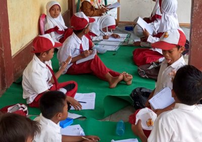 Miris! Prihatin Siswa SDN 4 Loyok Belajar di Lapangan dan Teras Sekolah