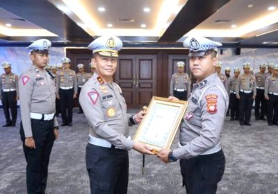 Kakorlantas Polri Berikan Penghargaan ke Bripda Novandro
