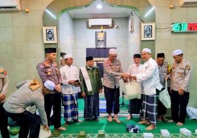 Program Suling Polda Metro Bagikan Paket Sembako dan Al- Quran di Masjid Al-Islah Kramat Pulo