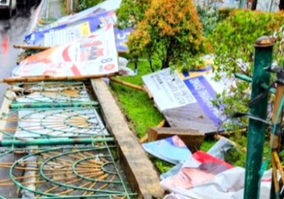 Baliho dan Spanduk Caleg Ambruk Terjang Pagar Taman Ampera