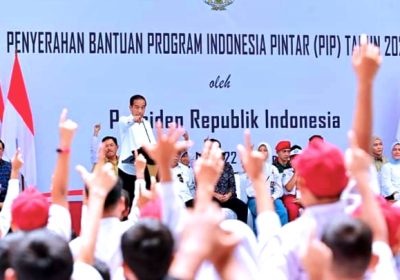 Presiden Jokowi Serahkan Bantuan Program Indonesia Pintar