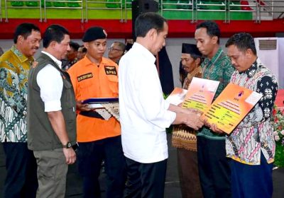 Presiden Jokowi Serahkan Bantuan Stimulan untuk Petani Puso di Jateng