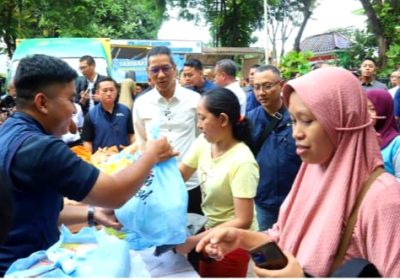 Gubernur DKI Tinjau Penyaluran Sembako Murah di Kelurahan Mampang Prapatan