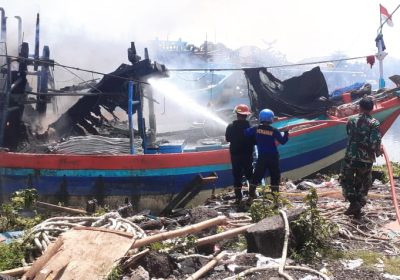 TNI AL Gerak Cepat Atasi Kebakaran Kapal di Dermaga Kluwut Brebes