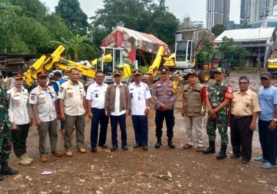 Lurah Pejaten Barat Berkolaborasi dengan Sudin SDA Normalisasi Kali Sarua
