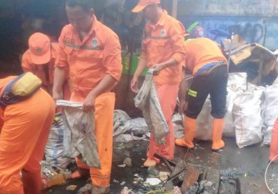 16 Meter Kubik Sampah Diangkut dari Saluran PHB Rajawali Selatan I