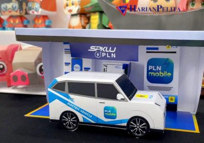 Replika Mobil Listrik dan SPKLU dari PLN di IIMS 2024