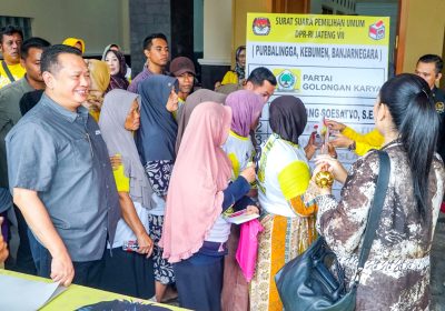 Jumat Berkah Ketua MPR RI Bamsoet Bagikan Makanan dan Kaos di Posko Kemenangan Bamsoet di Kebumen