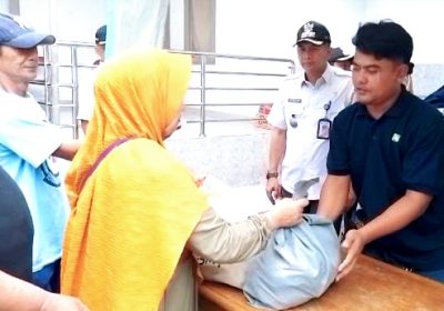 Pemprov DKI Bagikan Paket Murah di Kelurahan Palmerah