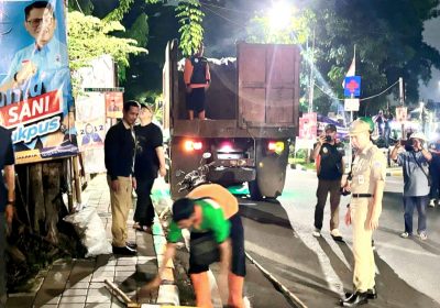 6.354 Alat Peraga Kampanye di Cempaka Putih Dibersihkan