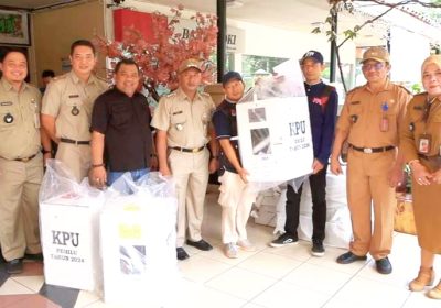 Kecamatan Kebayoran Lama Distribusikan Logistik Pemilu ke Sejumlah TPS