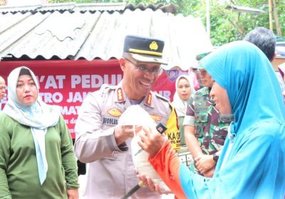 Peduli Sesama, Polres Metro Jaktim Salurkan Bantuan Sosial untuk Warga