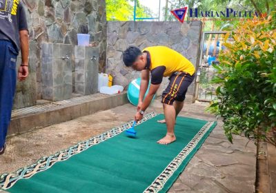Sambut Ramadan Polisi di Tambora Bersih-bersih Masjid