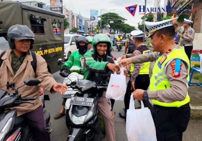 Wujud Kepedulian Polri, Satlantas Polres Depok Bagi-bagi Takjil