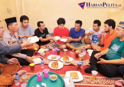 Kapolsek Buka Puasa Bareng Tahanan Polsek Mampang