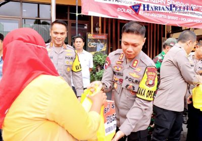 Kapolres Jakbar Bagikan 350 Paket Sembako untuk Warga Kebon Jeruk
