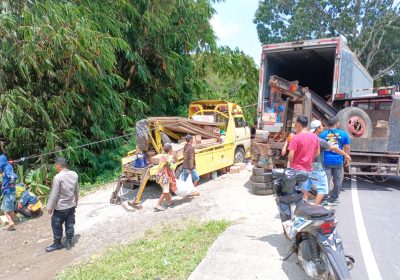 Truk Terguling di Tanjakan Gentong Personel Polsek Kadipaten Evakuasi