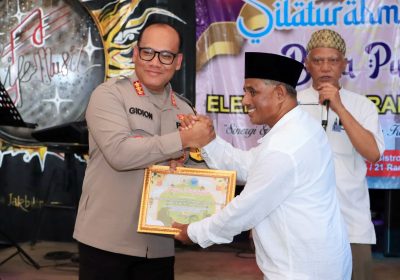 Bukber dengan Ormas Kapolres Jakut Terima Reward Bentuk Plakat