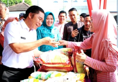 Buka Bazar Ramadan 1445 H Provinsi Banten, Al Muktabar Ikut Layani Pembeli Beras