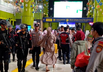 Personel Gabungan Amankan Arus Balik Lebaran di Stasiun Gambir dan Stasiun Pasar Senin