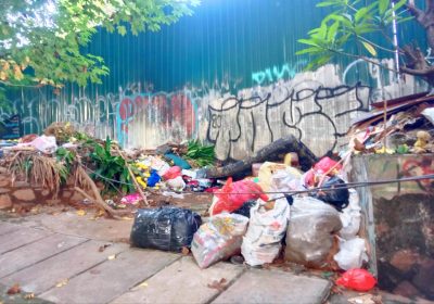 Tumpukan Sampah di Jalan Antasari Jakarta Selatan Dibiarkan Berserakan