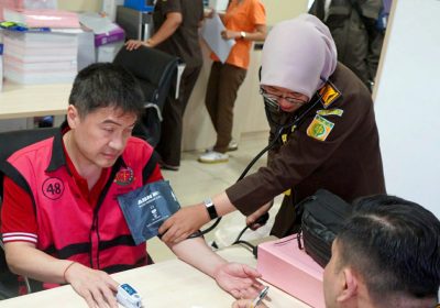 Kejari Jaktim Terima Tersangka dan Barang Bukti Korupsi Butik Emas PT Antam