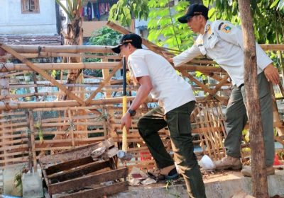 6 Bangunan Semi Permanen di Bantaran Kali Sentiong Dibongkar