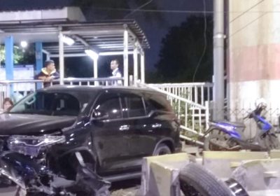 Hantam Separator Busway Fortuner Hitam di Cempaka Putih Ringsek