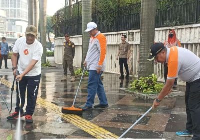 Walikota Jakarta Pusat Bersihkan Trotoar