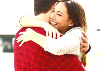6 Alasan Suami Harus Memeluk Istri Setiap Hari