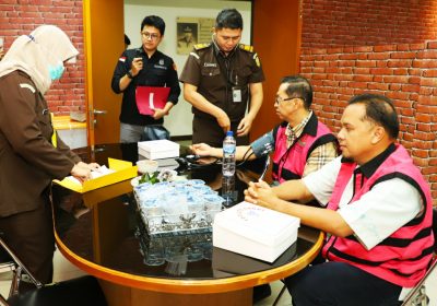 Kejagung Serahkan Dua Tersangka Korupsi IUP PT Timah ke Kejari Jaksel