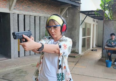 AJV dan Selebritas Latihan Menembak di Rajawali Academy Sentul