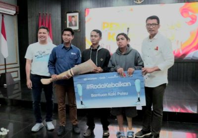 Kapolda Jatim Serahkan Bantuan Kaki Palsu Korban Laka Lantas