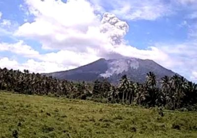 Gunung Ibu Kembali Erupsi Semburan Abu Vulkanik 4.000 Meter