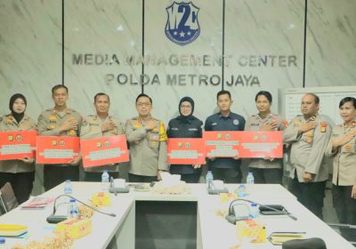 Berprestasi Personel Bidhumas  Polda Metro Terima Penghargaan