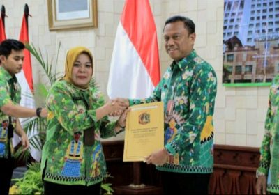 H Munjirin Serahkan 42 SK Pensiun PNS UKPD Lingkungan Wali Kota Jaksel