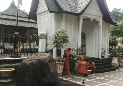 Puluhan PPSU Kecamatan Kebayoran Lama Bersihkan Areal Pemakaman Bung Hatta