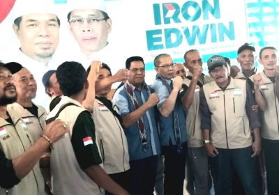 Ribuan Massa Antusias Hadiri Pengukuhan Tim Pemenangan Iron–Edwin di Dapil Dua