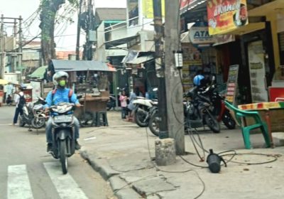 Dua Orang Terjatuh Akibat Kabel Semrawut di Jakarta Timur Satu Luka Parah