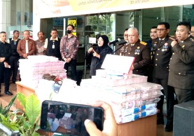 Barang Bukti dan Dua Tersangka Tata Kelola Timah Diserahkan ke JPU