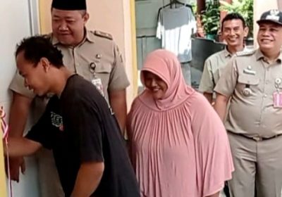 Camat Mampang Prapatan Jaksel Serahkan Kunci Rumah Warga Tegal Parang