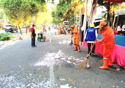 PPSU Sapu Bersih Sampah Karnaval di Jalan Radjiman Jakarta Timur