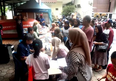 Warga Kelurahan Pesanggrahan Jaksel Terima Bantuan Beras 10 Kg