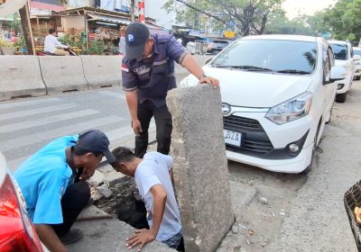 Salut! Kunci Mobil Jatuh ke Selokan Jukir Masuk ke Parit Menolong Pemilik Mobil