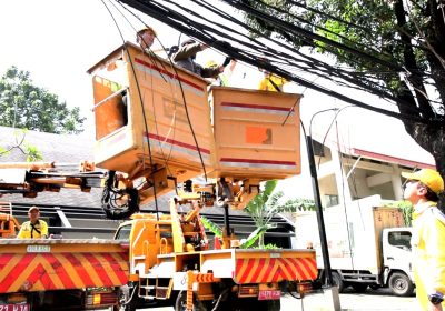 Asisten Ekbang Jaksel Potong Kabel Udara di Jalan Wijaya I Kebayoran Baru