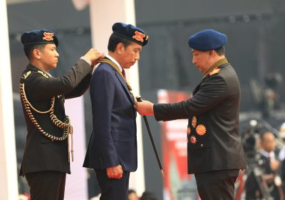 Jokowi Terima Anugerah Loka Praja Samrakshana, Kapolri: Bentuk Penghormatan Institusi