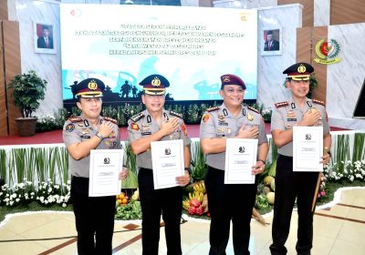 Dirreskrimsus, Kabidhumas dan Kabidkum PMJ Terima Penghargaan Brevet Setia Waspada Paspampres