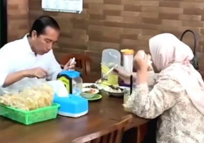 Jokowi dan Iriana Santai Makan di Warung Sop dan Sate Sukoharjo